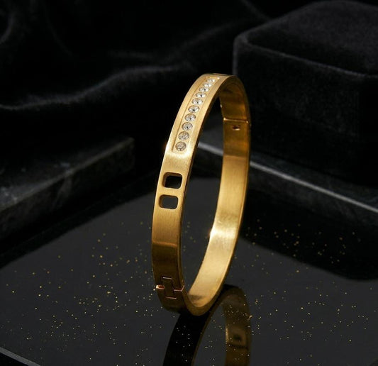 𝐆𝐨𝐥𝐝𝐞𝐧 𝐋𝐮𝐦𝐢𝐧𝐚 𝐂𝐫𝐲𝐬𝐭𝐚𝐥 𝐂𝐮𝐟𝐟 𝐁𝐫𝐚𝐜𝐞𝐥𝐞𝐭